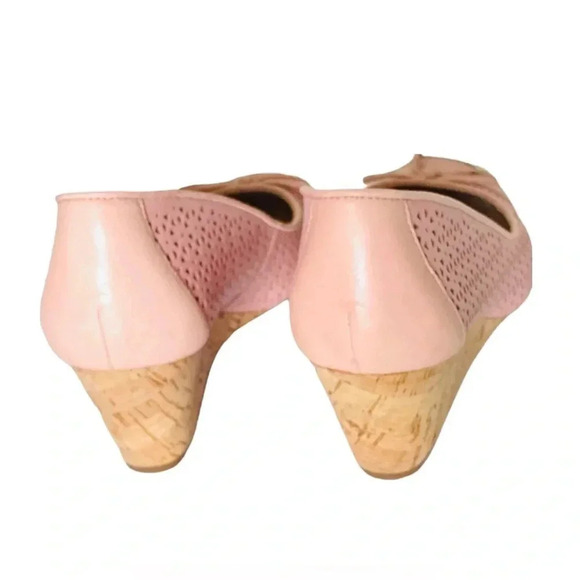 *NEW* ISAAC MIZRAHI | Baby Pink Perforated Leather Sarah Cork Wedge Pump Size 8M - Picture 6 of 7